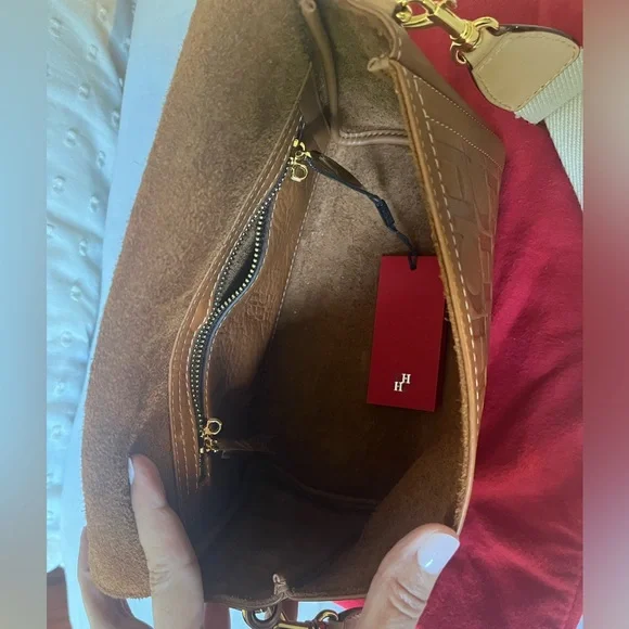 As new!! Authentic Carolina Herrera Andy Locked Crossbody bag. - Picture 9 of 15